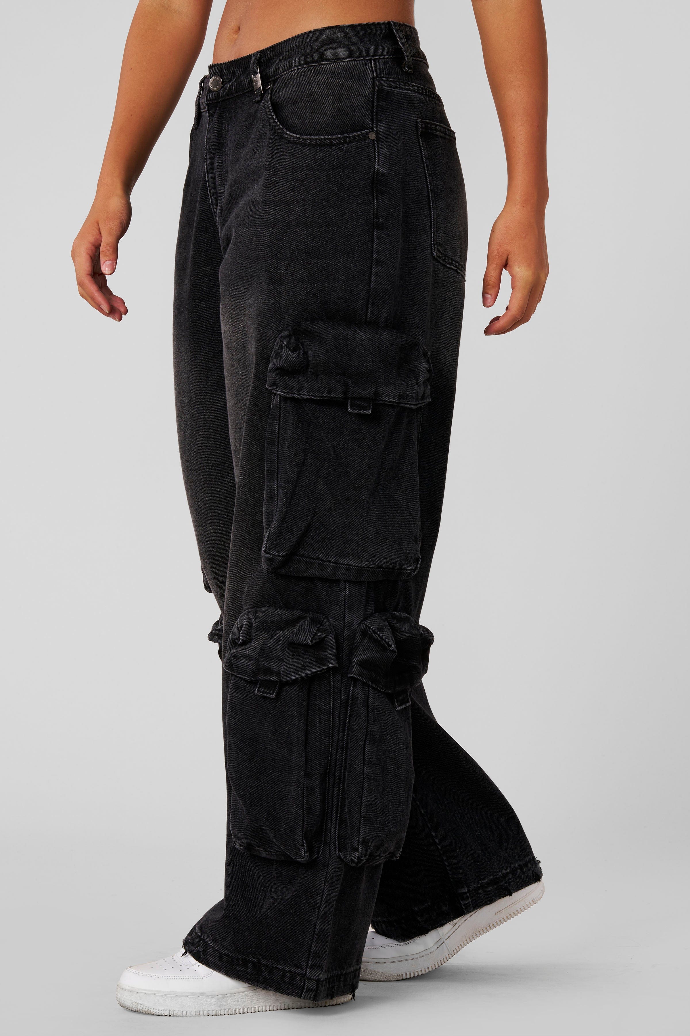 W231 - Drift Cargo Jeans for women Featuring hidden waistband adjusters for a customizable fit in color Black Wash.