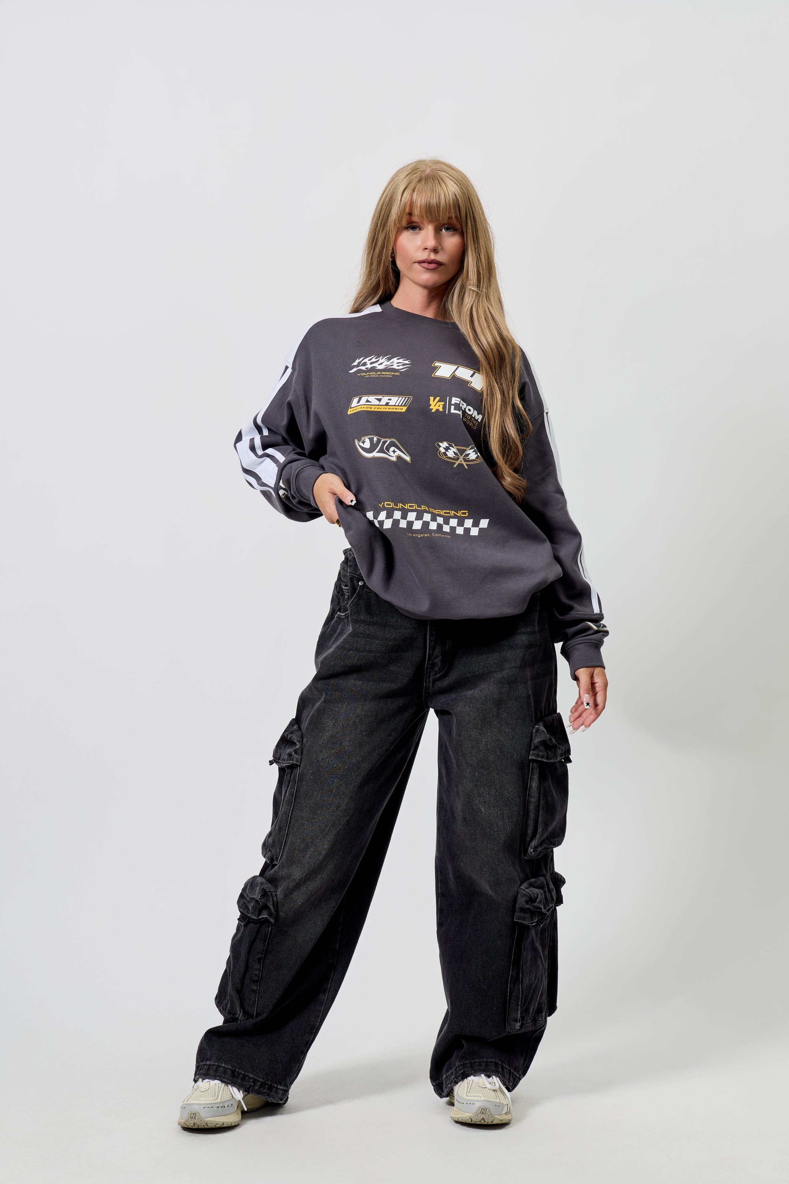 W231 - Drift Cargo Jeans for women Featuring hidden waistband adjusters for a customizable fit in color Black Wash.