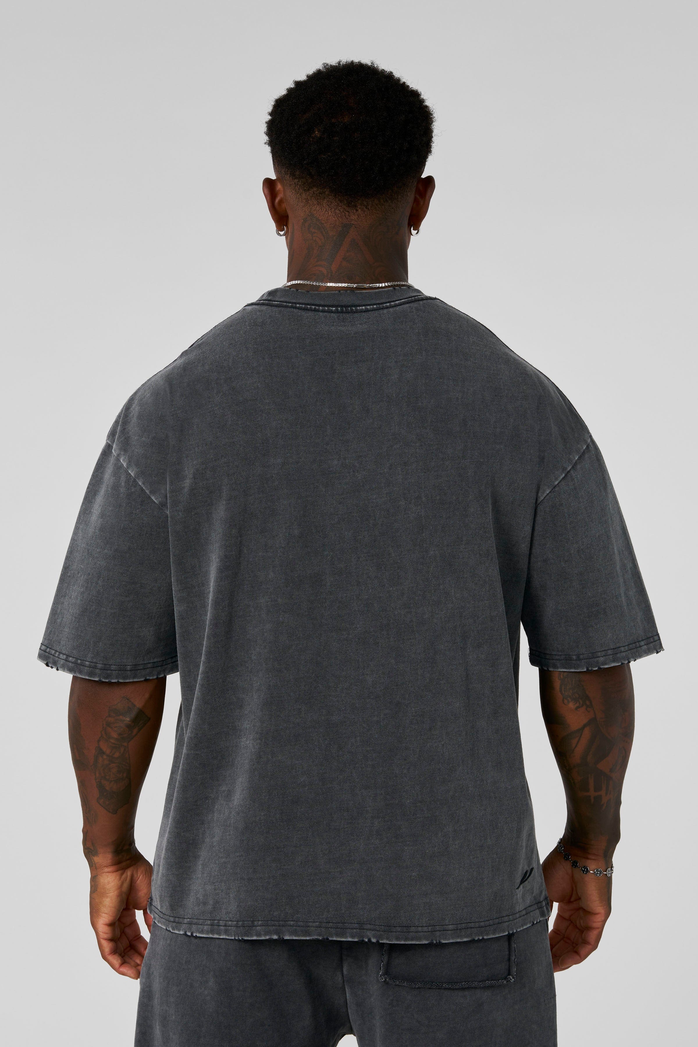 4153 - Elevated Essentials - Relaxed Tee in 100% heavyweight Cotton with oversized fit in colour Grey Wash