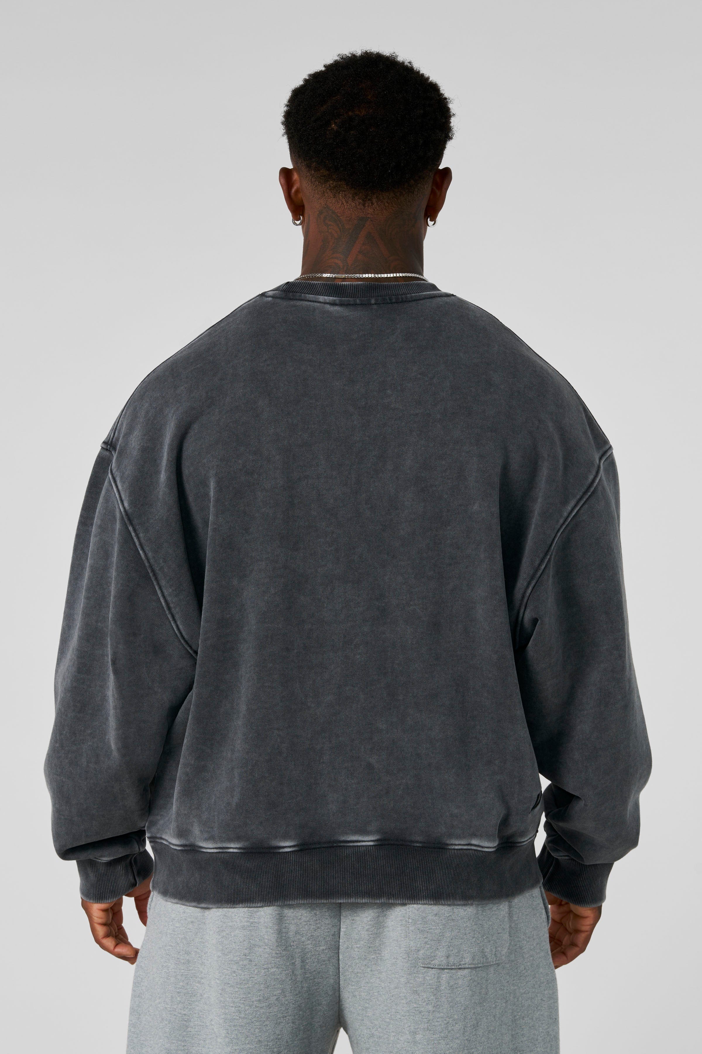 5095 - Elevated Essentials - Crewneck for Men's - 100% Cotton, soft interior, heavyweight cotton and a relaxed silhouette in Grey Wash
