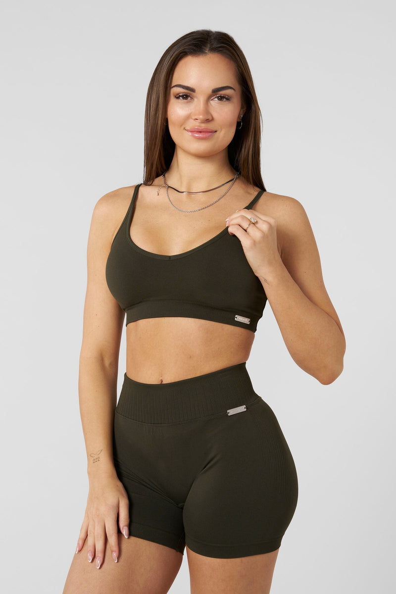 W368 - Sculpt Seamless Twist Bra - Medium Impact Bra – seamless fabric, twisted back detail, removable padding, smooth second-skin feel for yoga, pilates, and light training in Olive.