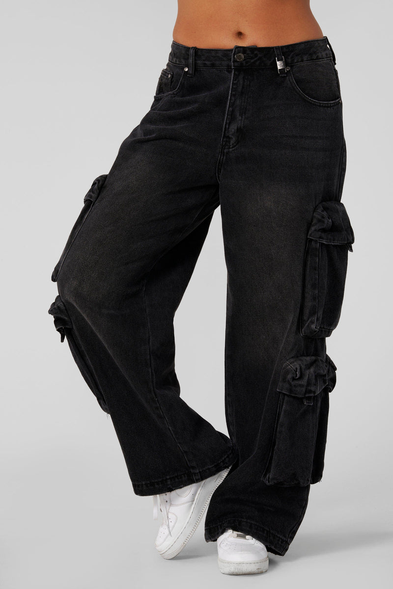 W231 - Drift Cargo Jeans for women Featuring hidden waistband adjusters for a customizable fit in color Black Wash.
