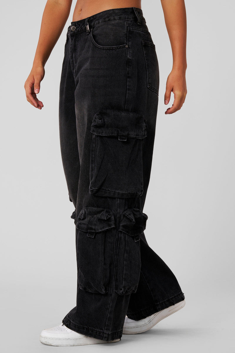 W231 - Drift Cargo Jeans for women Featuring hidden waistband adjusters for a customizable fit in color Black Wash.
