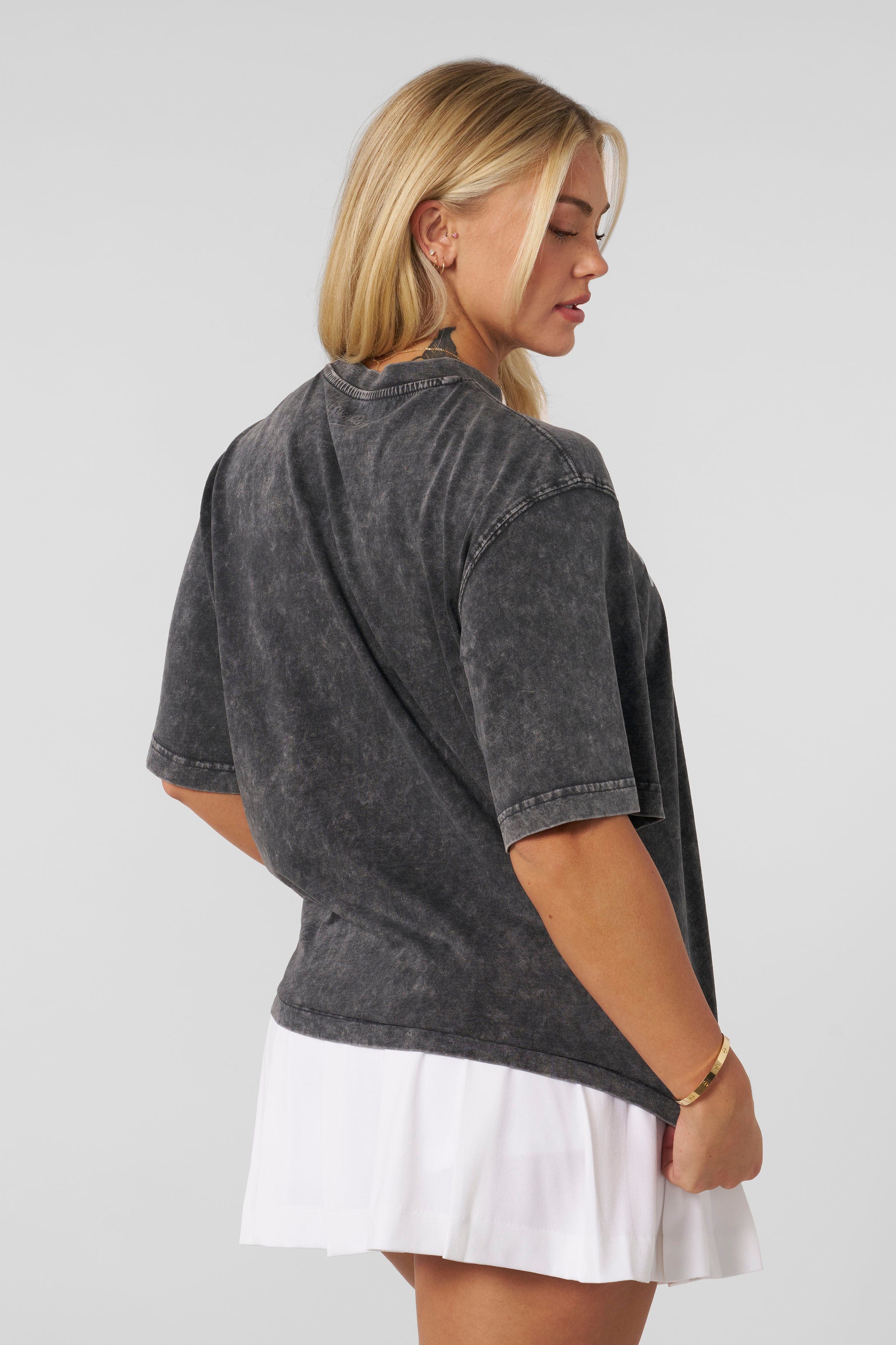 Relaxed drop-shoulder tee with iconic Scooby graphics. Soft, breathable cotton and a roomy fit deliver nostalgic, streetwear-ready comfort in Velma Vibes.
