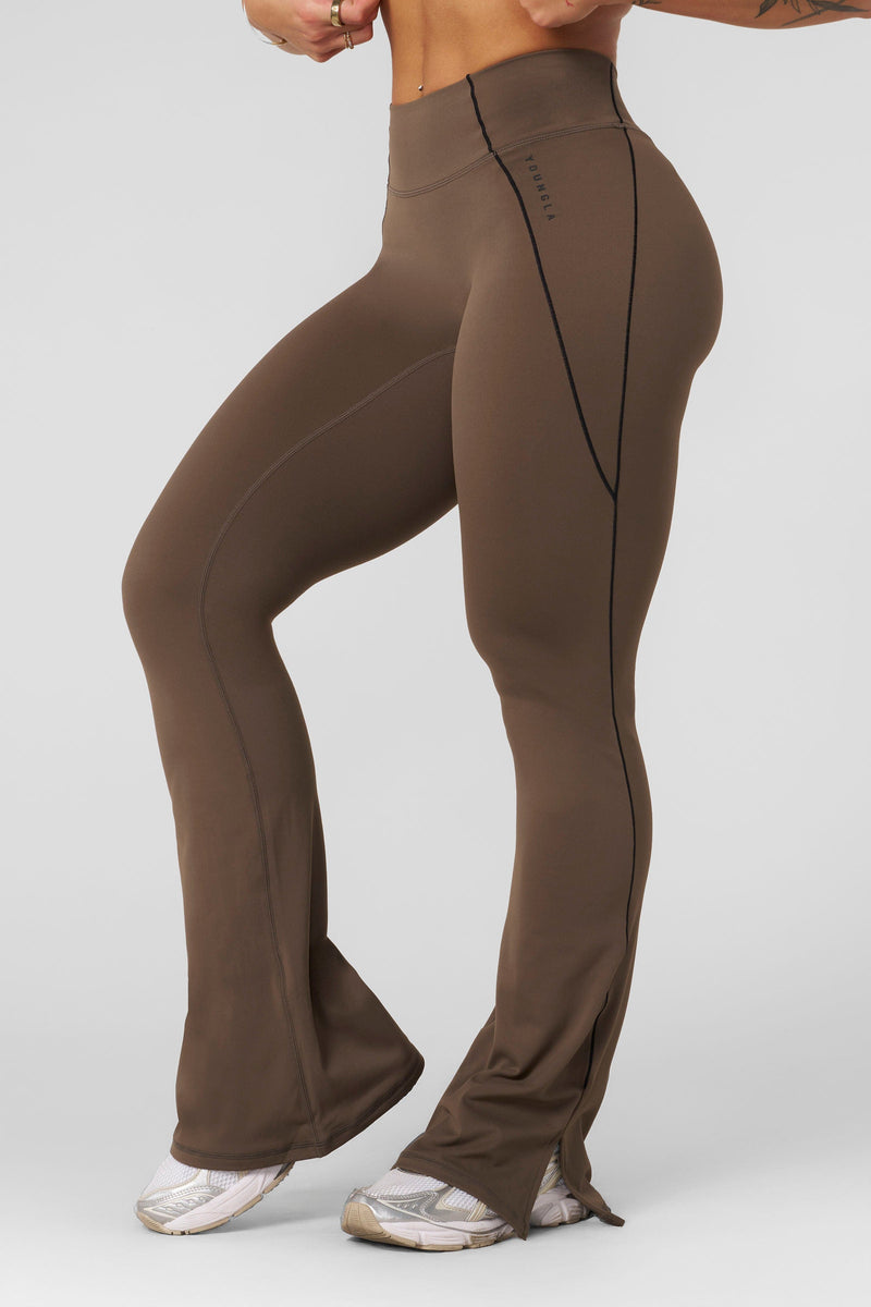 W285 - Elevate flare leggings- Soft, brushed flared leggings with a compressive fit, designed for medium-impact movement and everyday comfort in Taupe