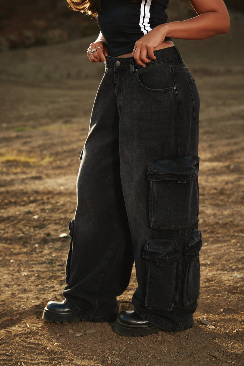 W231 - Drift Cargo Jeans for women Featuring hidden waistband adjusters for a customizable fit in color Black Wash.
