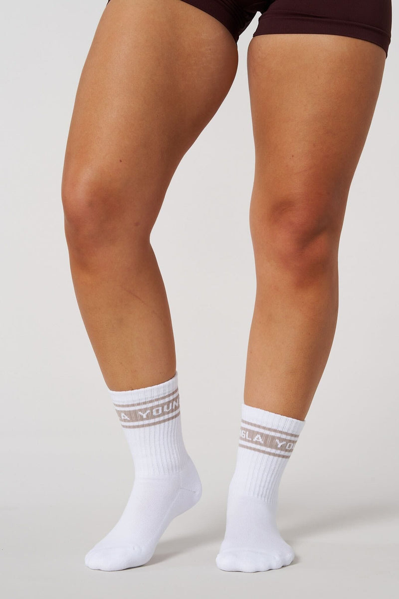 W638 - Elevate crew socks for Women With a compressive feel that hugs your foot and a classic crew height.