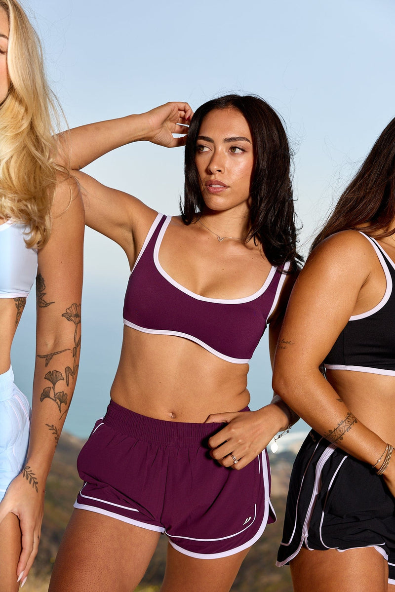 W175 - Elevate Running Shorts for woman the adjustable drawstring and pocket waistband.